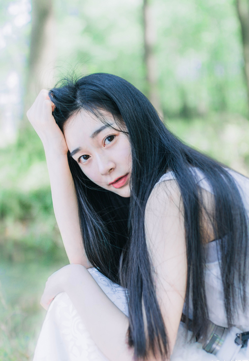 “绑了！”刘璝目光复杂的看了一眼怒吼连连的张任一眼，早有几名战士上前，片刻后，便将张任五花大绑起来。